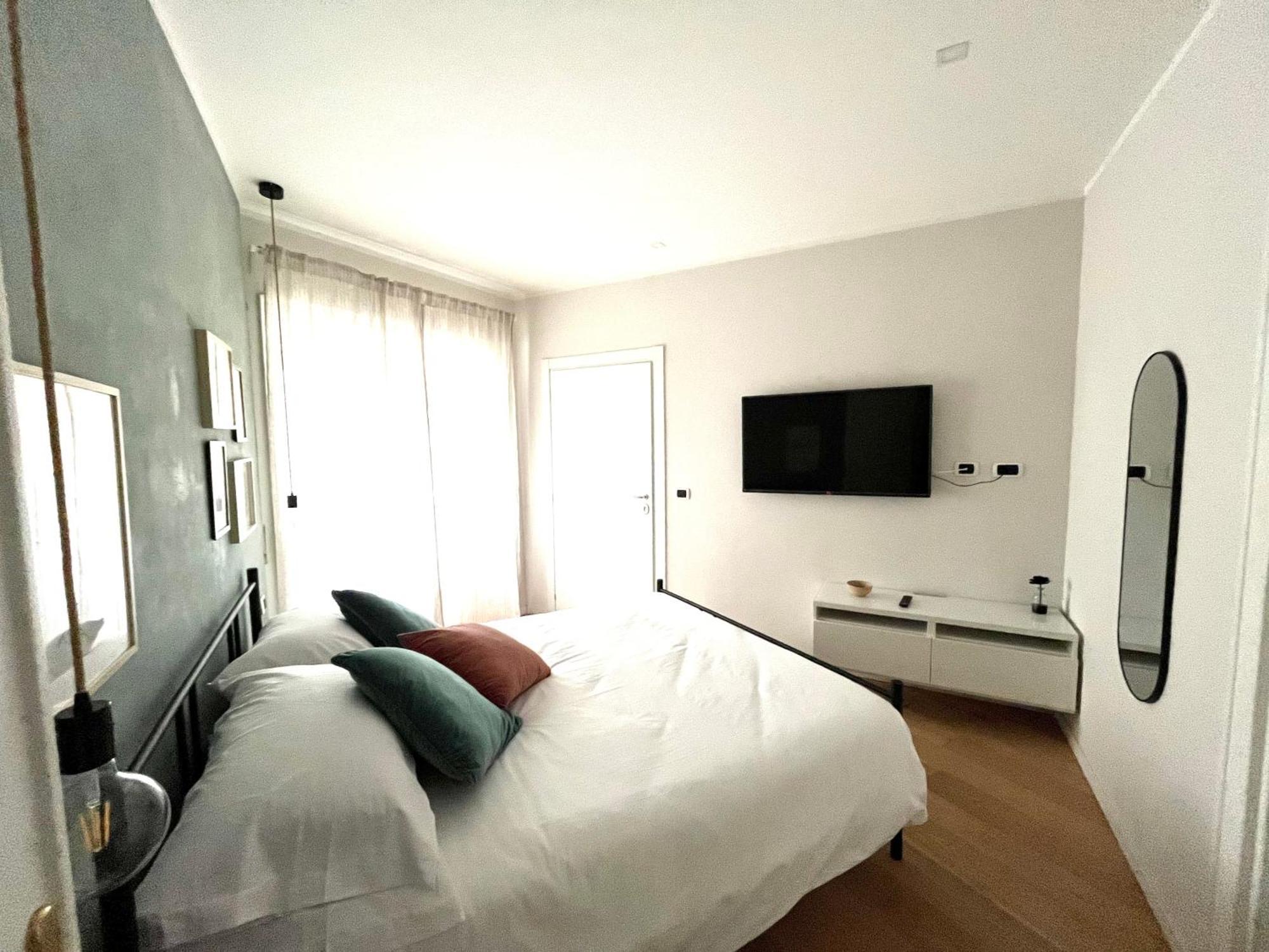 Urban Corner Apartment *